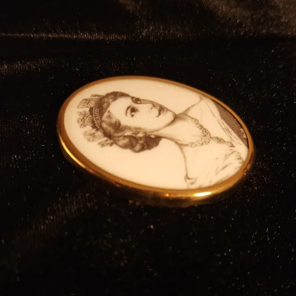 Elizabeth II Coronation Brooch 1953 Bone China, Beautiful Condition - Picture 4 of 10